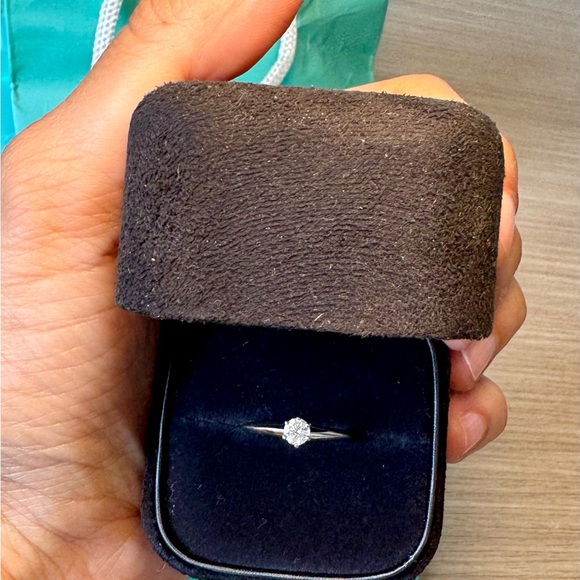 Platinum w/ diamond Tiffany & Co classic and timeless engagement ring - Picture 7 of 13